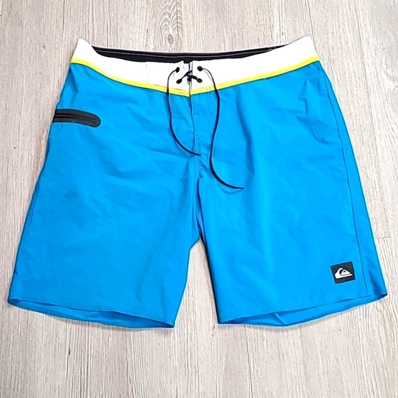 Quicksilver Swim Shorts Size L - Picture 1 of 6